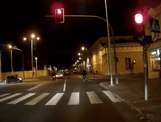 Rowerami przez skrzyżowanie na czerwonym świetle WIDEO