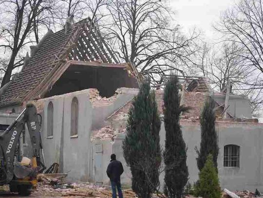 Rozbierają kościół w Brzezinach