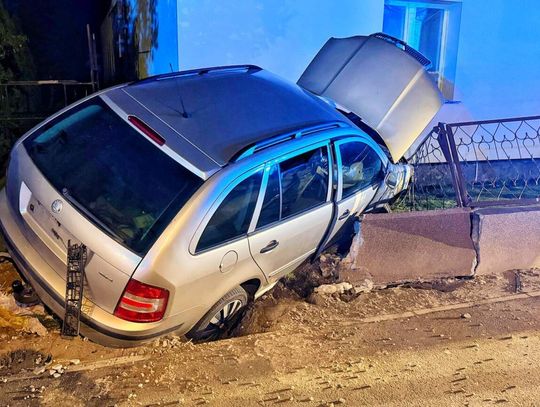 Rozbił i porzucił auto. W środku broń i fałszywe pieniądze!