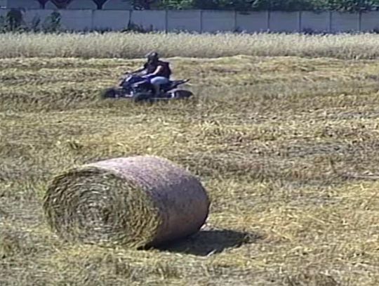 Rozjeżdżają im pole. „Mieliśmy pożar przez iskrę”