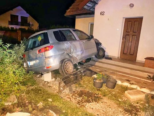 Rozpędzona mazda zatrzymała się na schodach. Mężczyzna walczy o życie