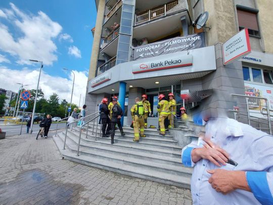 Rozpylił gaz w banku pełnym ludzi! Interweniowała straż