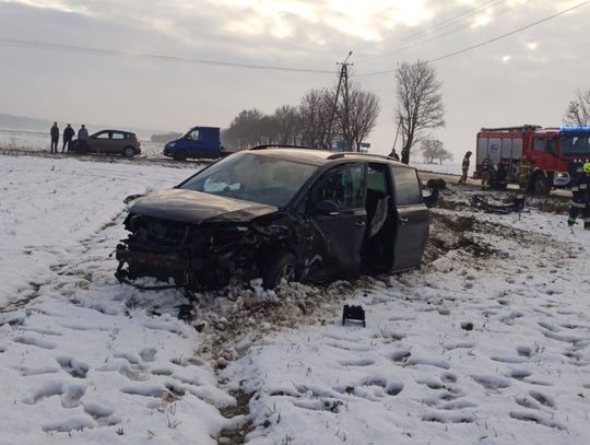 Roztrzaskane na kapliczce. Dwie osoby ranne