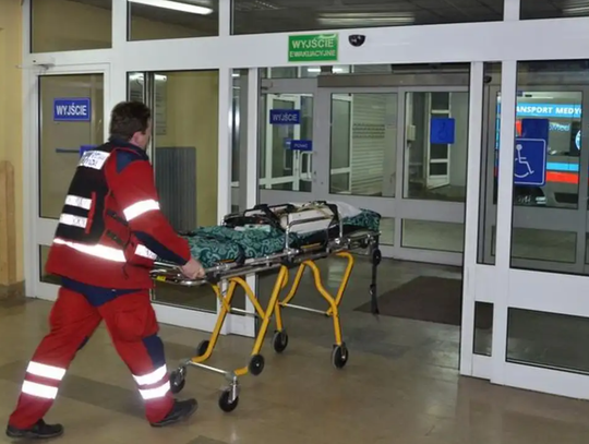 Runął z dachu podczas pracy. 35-latek był nieprzytomny, lądował śmigłowiec LPR