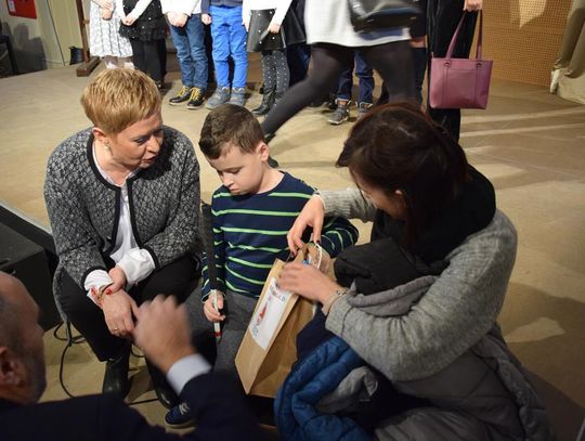 Rysunek wykonany Braille&#039;m na ostrowskim autobusie - będzie uczyć zasad bezpieczeństwa na drodze