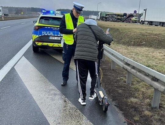 Ryzykowna jazda hulajnogą po S8. Wszystko przez… wizytę u kosmetyczki