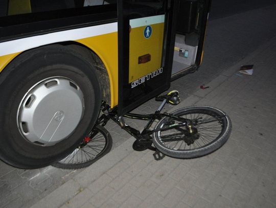 Rzucił rowerem w autobus