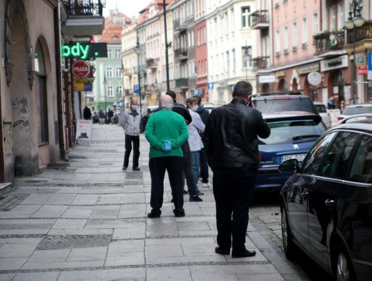 Salony fryzjerskie otwarte! Przed zakładami kolejki WIDEO