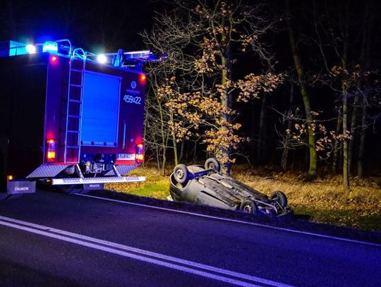 Samochód dachował w rowie. Kierowca pijany ZDJĘCIA