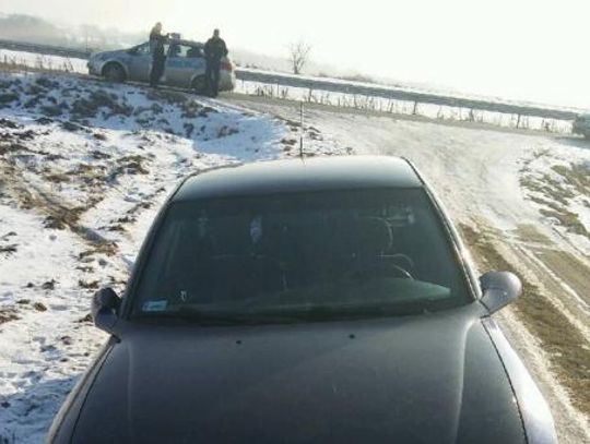 Samochód w polu i trzech pijanych mężczyzn. „Żaden nie kierował”