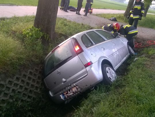 Samochód w rowie, dwie osoby poszkodowane ZDJĘCIA