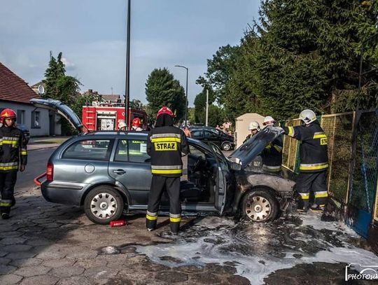 Samochód zapalił się na parkingu przed basenem ZDJĘCIA