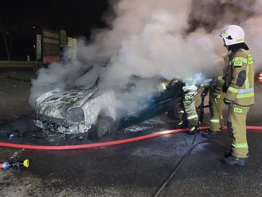 Samochód poszedł z dymem. Kierowca zdążył zjechać na parking