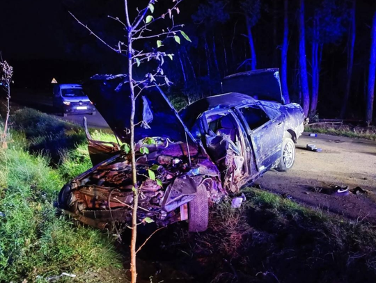 Samochód uderzył w przepust i dachował. Cztery osoby zostały ranne