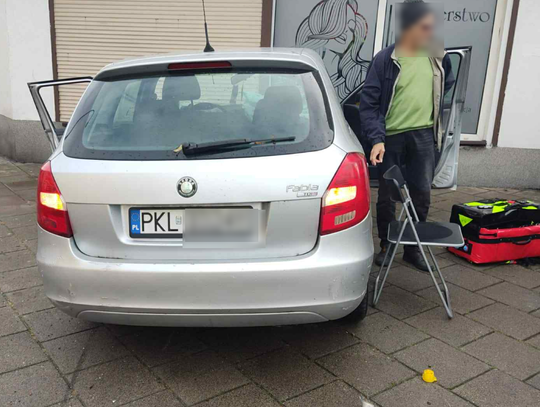 Samochód uderzył w salon fryzjerski. Dwie osoby poszkodowane Samochód uderzył w salon fryzjerski. Dwie osoby poszkodowane