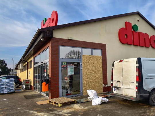 Samochód wjechał w DINO. Kasjerka była tuż obok