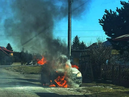 Samochód zapalił się podczas jazdy. W środku była kobieta z dzieckiem