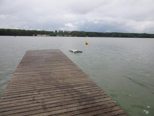 Samochód zsunął się do zalewu i poszedł na dno ZDJĘCIA