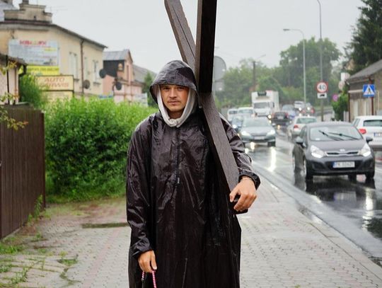 Samotny pielgrzym niesie krzyż przez całą Polskę. Dziś jest w Kaliszu ZDJĘCIA