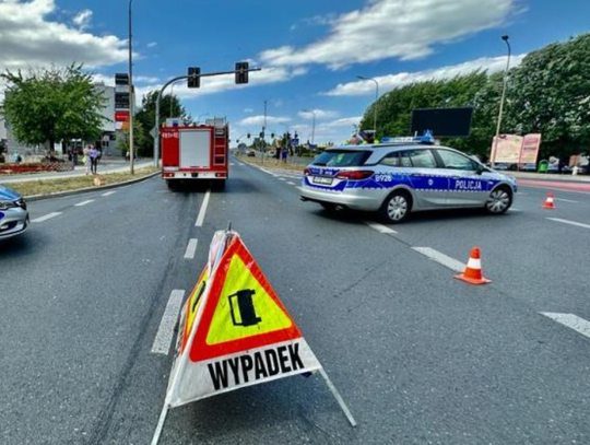 Sekundy od tragedii. 80-latek wypadł z jezdni i uderzył w przepust