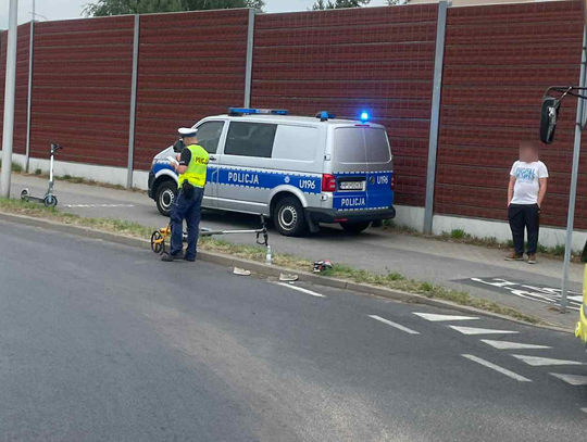 Sekundy od tragedii! Kobieta na hulajnodze pod kołami Skody
