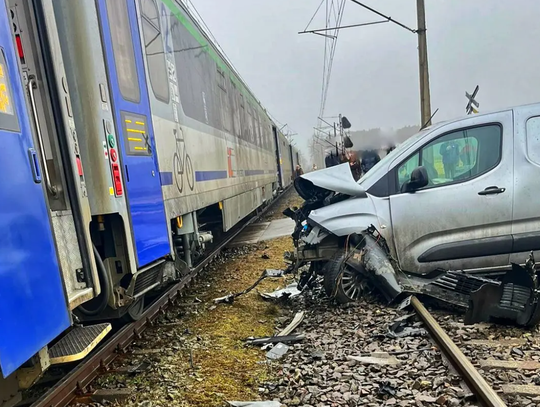 Sekundy od tragedii. Samochód uderzony przez DWA pociągi