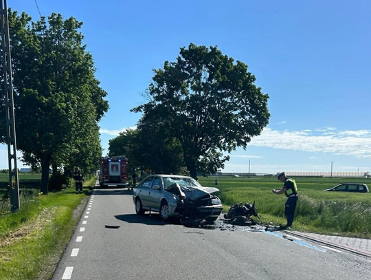 Senior skręcał i wjechał w motocyklistę. Młody mężczyzna walczy o życie