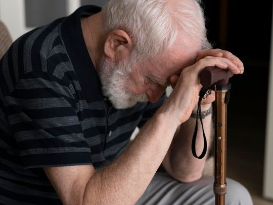 Seniorzy pod kreską i na celowniku oszustów. Miliardy złotych długu
