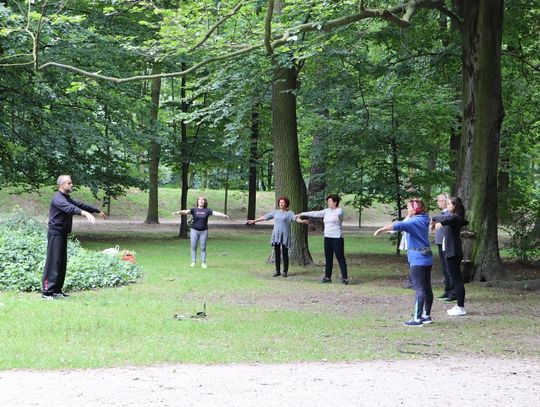 Seniorzy trenują tai chi ZDJĘCIA