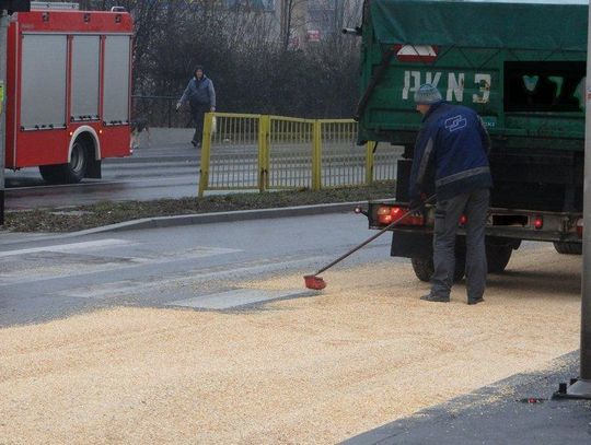 Setki kilogramów zboża rozsypane na drodze ZDJĘCIA