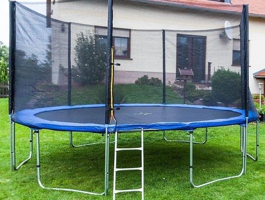 Siatka ochronna do trampoliny – po co i dla kogo?