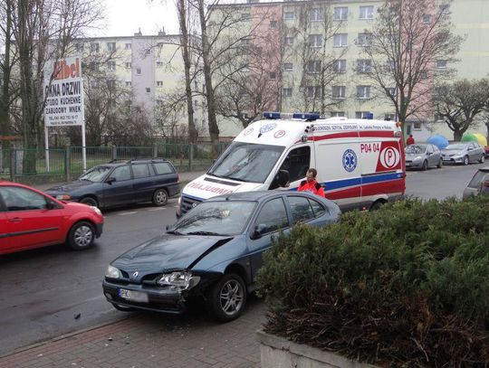 Siedział w zaparkowanym aucie. Uderzyło w niego renault
