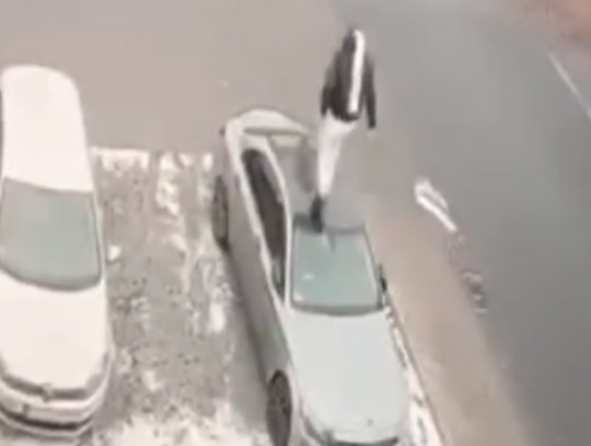 Skakał po mercedesie. Wszystko się nagrało