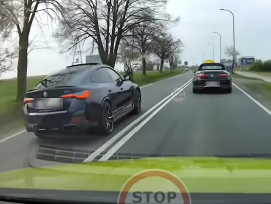 Skrajna brawura na drodze. Kierowca elektrycznego BMW nagrany na ,,krajówce''