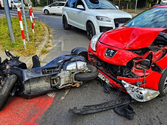 Skręcała w lewo i wymusiła pierwszeństwo. Wjechała w motorowerzystę