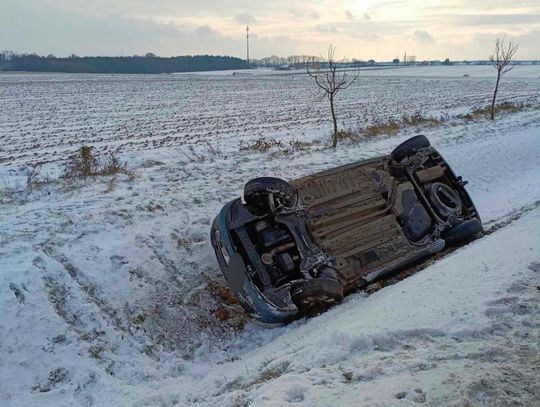 Ślisko na drogach! Wjechał do rowu i dachował