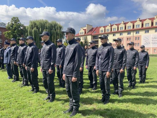 Ślubowali i przyjęli akty mianowania. Nowi kandydaci na funkcjonariuszy Służby Więziennej ZDJĘCIA