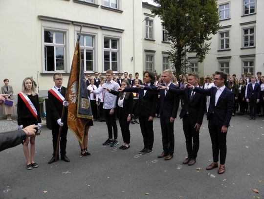 Ślubowanie klas pierwszych w III LO ZDJĘCIA