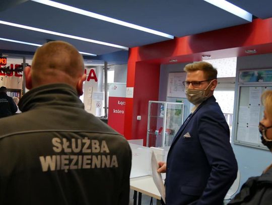 Służba więzienna dla chorych na covid. Ozdrowieńcy, w tym wiceminister sprawiedliwości, oddają osocze w Kaliszu ZDJĘCIA