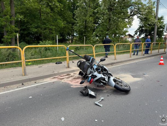Służbowy motocykl roztrzaskany. Policjant w szpitalu REGION