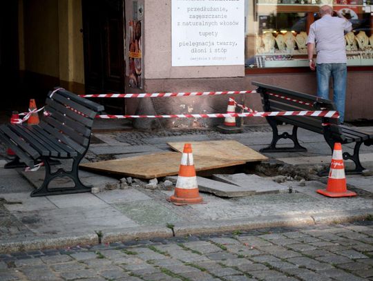 Śmieciarka ugrzęzła w wielkiej dziurze na ul. Śródmiejskiej ZDJĘCIA