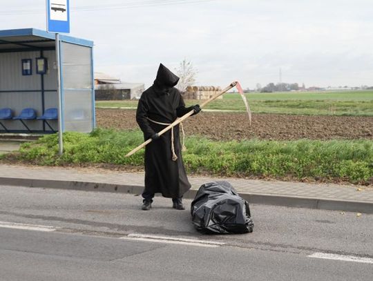 Śmierć z kosą i czarny worek. Czy to przemówi do kierowców? WIDEO