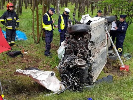 Śmiertelny wypadek na DK 11. Osobówka czołowo zderzyła się z ciężarówką ZDJĘCIA