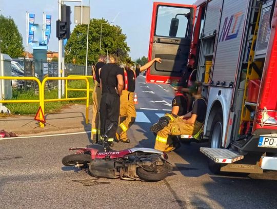 Śmiertelny wypadek na DK11. Motorowerzysta zderzył się z osobówką