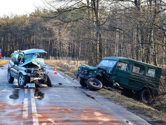 Śmiertelny wypadek pod Jarocinem. Osobówka zderzyła się z samochodem wojskowym ZDJĘCIA