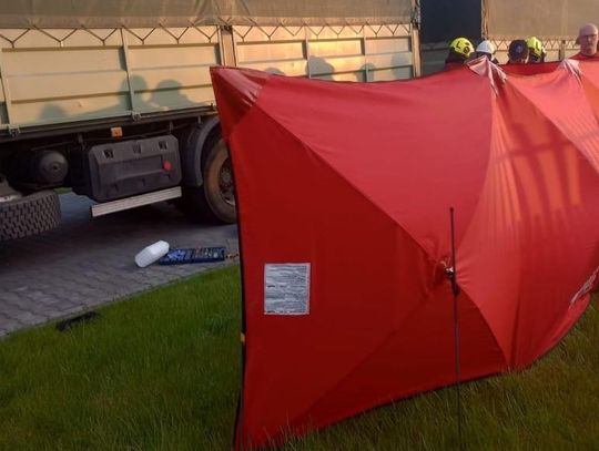 Śmiertelny wypadek podczas naprawy auta. Mężczyzna przygnieciony przez ciężarówkę
