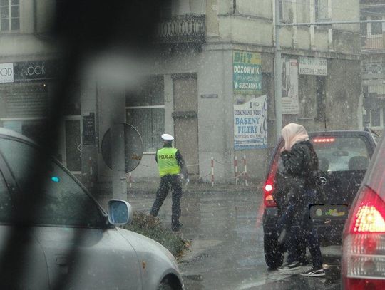 Śnieg, korki i remonty. Dziś fatalne warunki do jazdy ZDJĘCIA