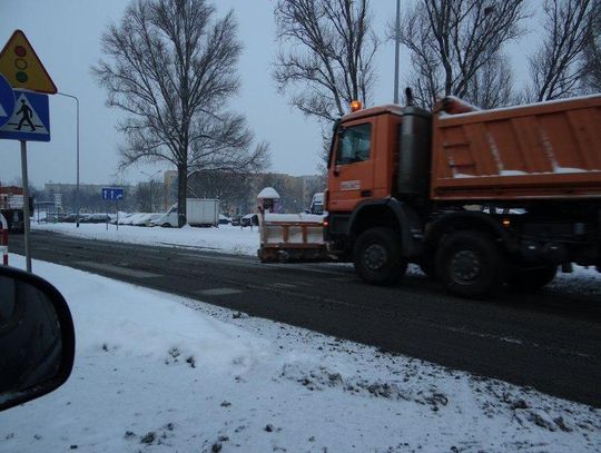 Śnieg na drogach, pługopiaskarki przed Ratuszem. Biały poranek kaliszan ZDJĘCIA