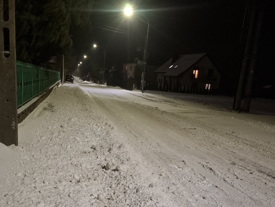Śnieżny absurd. Z chodnika na pobocze, z drogi na chodnik