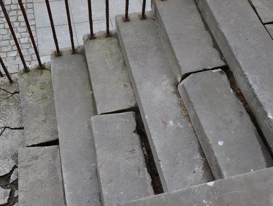 Specjaliści zbadają płyty nagrobne odnalezione podczas remontu schodów przy dawnym więzieniu